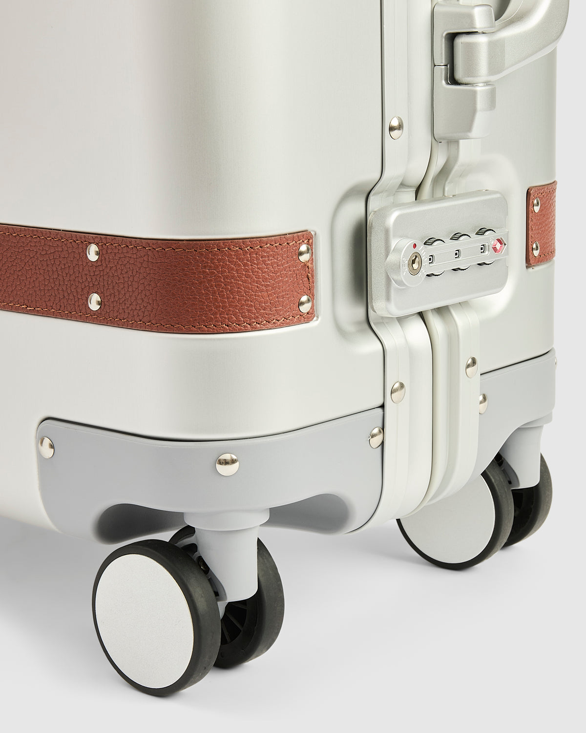 Journey Maker Volut Arc silver aluminium detail