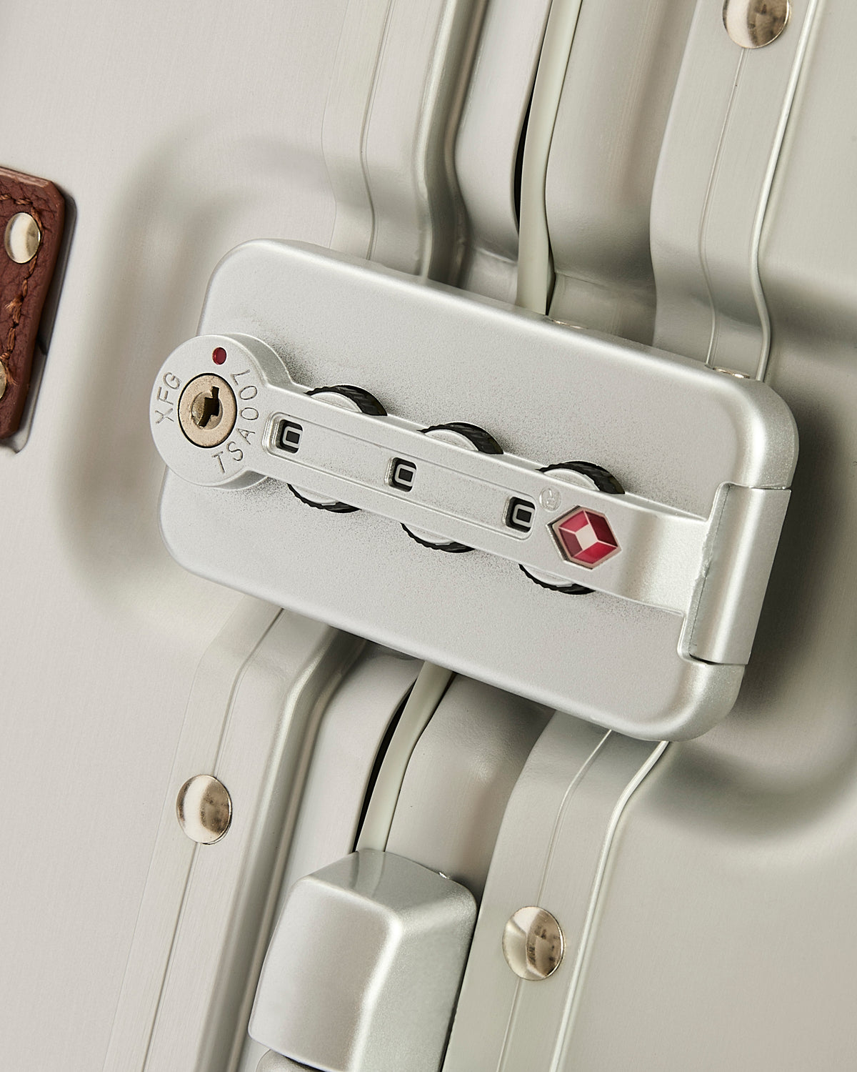 Journey Maker Volut Arc silver aluminium lifestyle